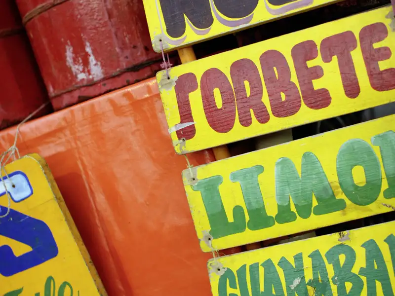 Imbissstände und Eisverkäufer werben mit farbenfrohen Schildern und verlocken immer wieder zu Pausen auf Ihrer individuellen Rundreise durch Mexiko.