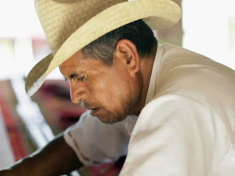 Farbenfrohe handgewebte Teppiche und anderes Kunsthandwerk sind Ihnen auf Ihrer individuellen Rundreise durch Mexiko sicherlich einen Stopp wert.