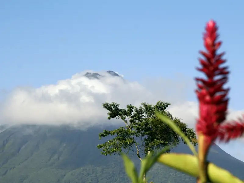 Auf Ihrer individuellen Rundreise durch Costa Rica unternehmen Sie eine Wanderung am Vulkan Arenal und übernachten an seinem Fuß.