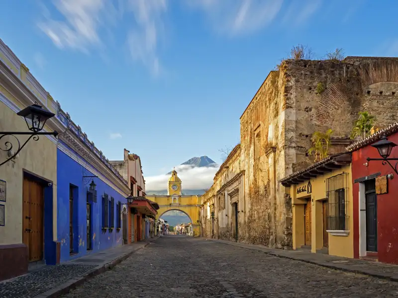 In Antigua beginnt Ihre individuelle Rundreise durch Guatemala. Die ehemalige Hauptstadt bietet koloniales Flair vor der beeindruckenden Kulisse der Vulkane.
