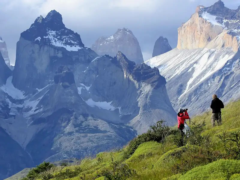 Auf Ihrer individuellen Reise nach Chile erkunden Sie in Patagonien den Torres-del-Paine-Nationalpark mit strahlend weißen Gletschern, gezackten Bergmassiven und  tiefblauen Seen.