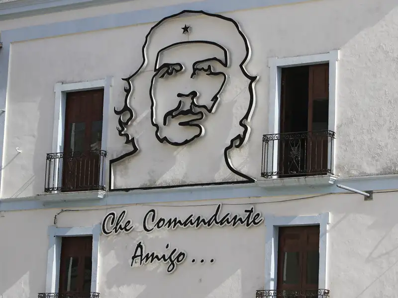 Ob als Denkmal, Bild oder einfach an der Hauswand - Che Guevara ist auf Ihrer individuellen Rundreise durch Kuba immer präsent.