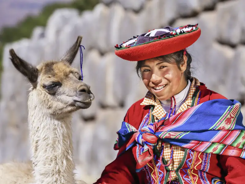 Auf Ihrer individuellen Rundreise durch Peru werden Sie unterwegs immer wieder Einheimischen in ihrer traditionellen bunten Tracht begegnen.