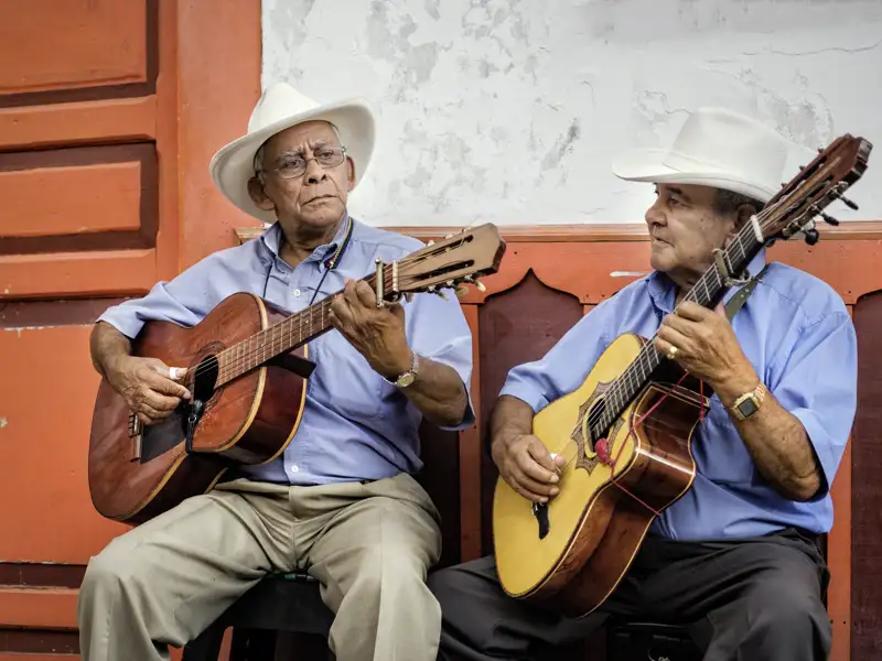 Immer wieder erleben Sie auf Ihrer individuellen Marco Polo Rundreise durch Kolumbien die Herzlichkeit der Menschen und viel Musik - hier bereichern zwei ältere Musikanten das Straßenleben mit ihrem Gitarrenspiel.