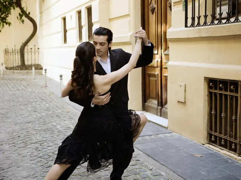 Auf Ihrer individuellen Rundreise durch Chile und Argentinien sehen Sie auf den Straßen von Buenos Aires sicher Tangotänzer. Lust auf eine Tangoshow am Abend?