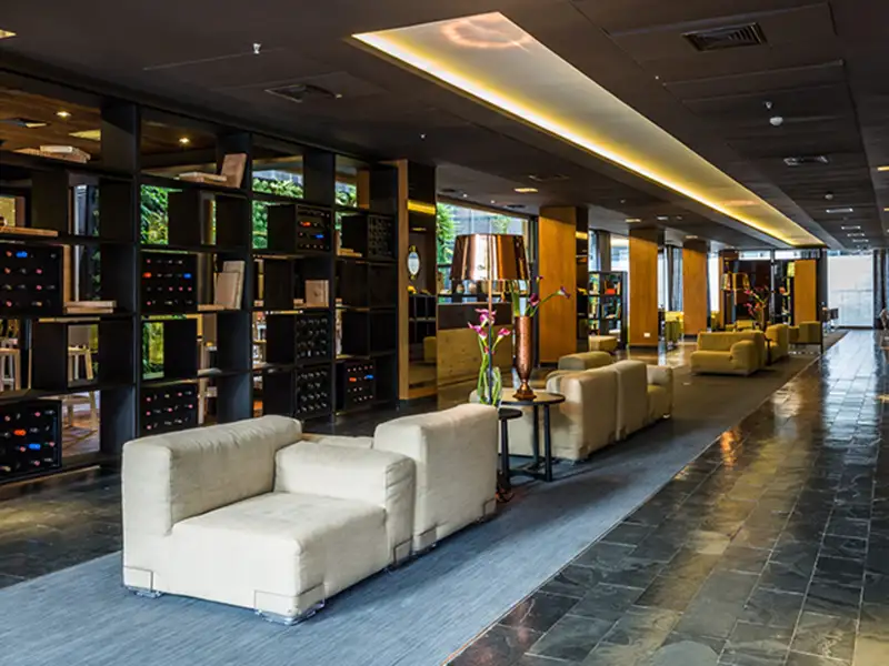 In Santiago de Chile übernachten Sie, wenn Sie auf Ihrer individuellen Reise durch Argentinien und Chile die Kategorie Premium-Hotels gebucht haben, im zentral gelegenen Hotel Solace.