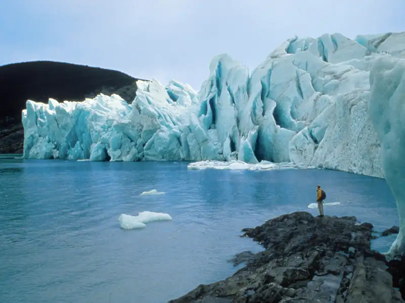 Auf Ihrer individuellen Rundreise durch Chile und Argentinien unternehmen Sie eine Exkursion in den Nationalpark Los Glaciares, wo Sie das Naturschauspiel am Perito-Moreno-Gletscher bewundern können.