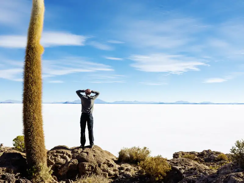 Ausflug in die unendlich scheinende Salzwelt des Salar de Uyuni: Eine Fata Morgana in der Ferne? Nein, es sind tatsächlich Kakteen auf den Felsen der Isla Pescado - eine kleine Oase in der lebensfeindlichen Umgebung. Zugleich der beste Ort für Fotoshootings.