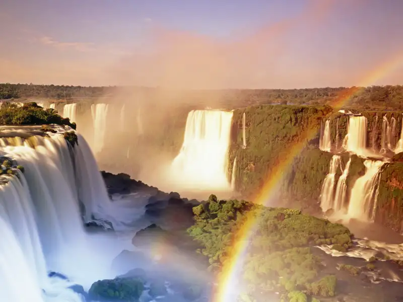 Einer der Höhepunkte Ihrer individuellen Rundreise durch Südamerika: Iguazú, die schönsten Wasserfälle der Welt, die Sie von Argentinien und von Brasilien aus erkunden.