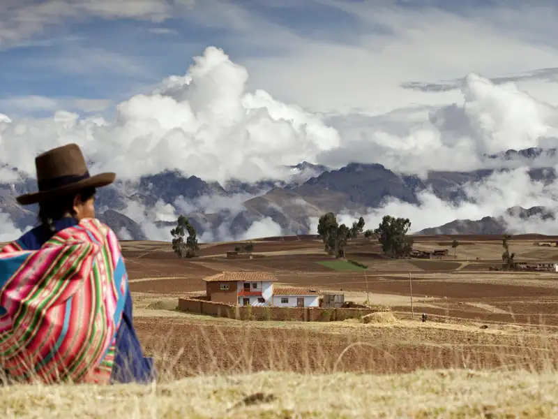 Start Ihrer individuellen Rundreise durch Südamerika ist in Peru, wo Sie unterwegs immer wieder Einheimischen in ihrer traditionellen bunten Tracht begegnen.