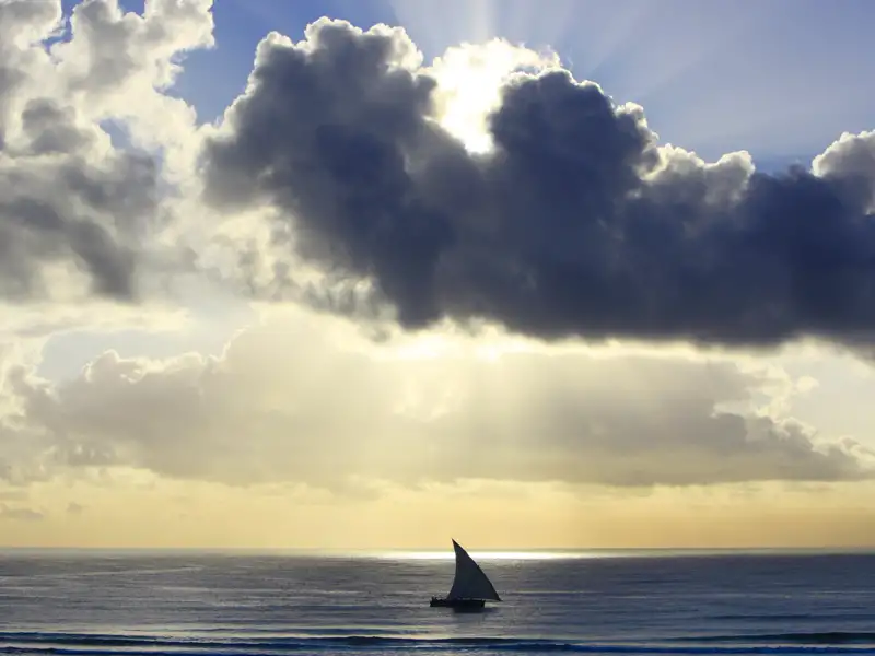 Bei ihrer individuellen Reise nach Tansania und Sansibar erleben Sie am letzten Abend eine Sunset-Cruise auf einer traditionellen Dhau.