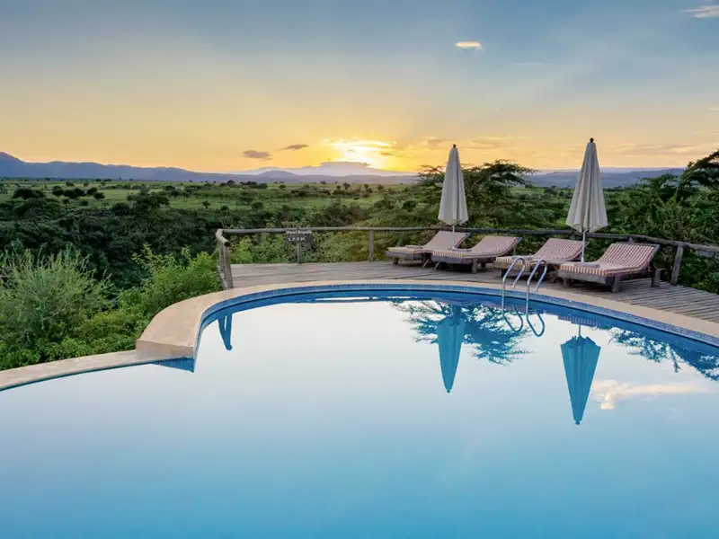 In der Escarpment Luxury Lodge (Kategorie Premium)  im Lake Manyara Nationalpark können Sie vom Pool aus den einzigartigen Blick auf die Landschaft genießen.
