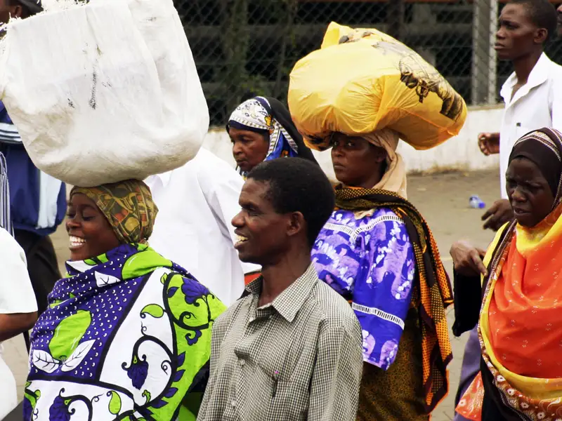 In Kenia begegnen Ihnen immer wieder Einheimische in bunten Gewändern. Mit ihren Waren, die die Frauen meist auf dem Kopf tragen, machen sie sich auf den Weg zum nächsten Markt.