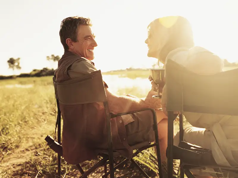 In der Krügerpark-Region sind Sie auf Ihrer individuellen Rundreise mit einem Ranger auf Safari. Pünktlich zum Sonnenuntergang gibt es einen kühlen Drink.