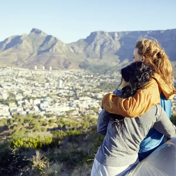 Ihre individuelle Reise mit dem Mietwagen durch Südafrika endet in Kapstadt: Mit einem Driver-Guide unternehmen Sie eine private Citytour und besuchen den Tafelberg.