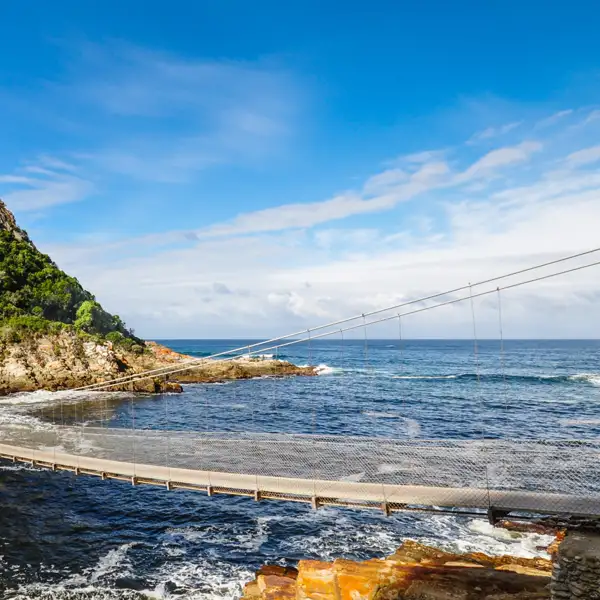 Auf Ihrer individuellen Mietwagenreise durch Südafrika lohnt sich ein Abstecher in den Tsitsikamma-Nationalpark mit seinen spektakulären Landschaften wie der Mündung des Storms River.