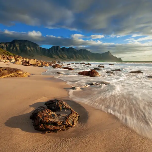 Auf Ihrer individuellen Reise im Mietwagen durch Südafrika genießen Sie atemberaubende Ausblicke auf das Meer.