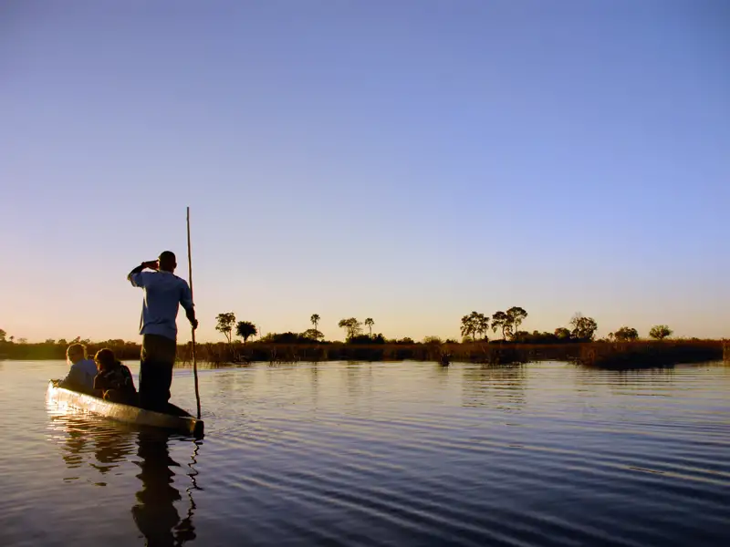 Naturerlebnisse werden auf dieser Reise durch Simbabwe und Botswana großgeschrieben. Die Tour begeistert mit unvergesslichen Eindrücken, wie einer Bootsfahrt bei Sonnenuntergang im Okavangodelta.
