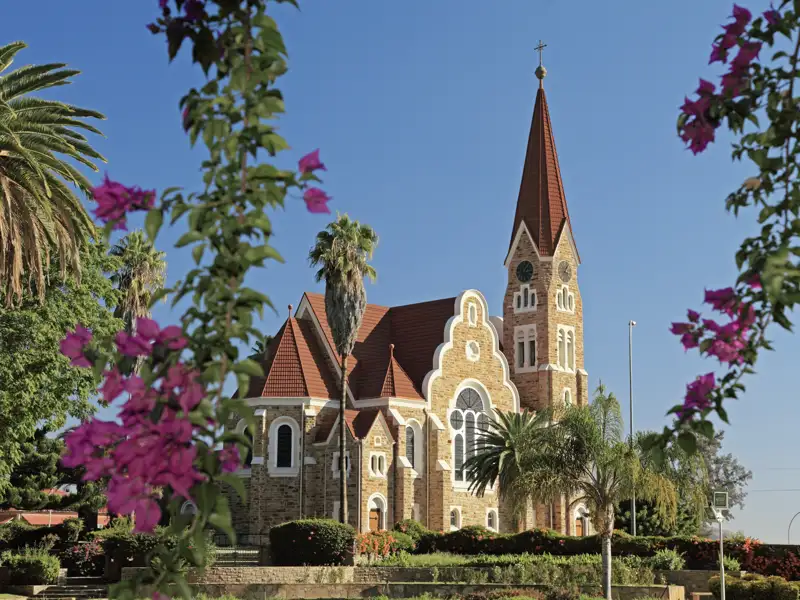 Erste Station auf Ihrer Rundreise durch Namibia ist Windhuk: Relikte aus der deutschen Kolonialzeit neben modernen Glaspalästen und afrikanischem Alltag.