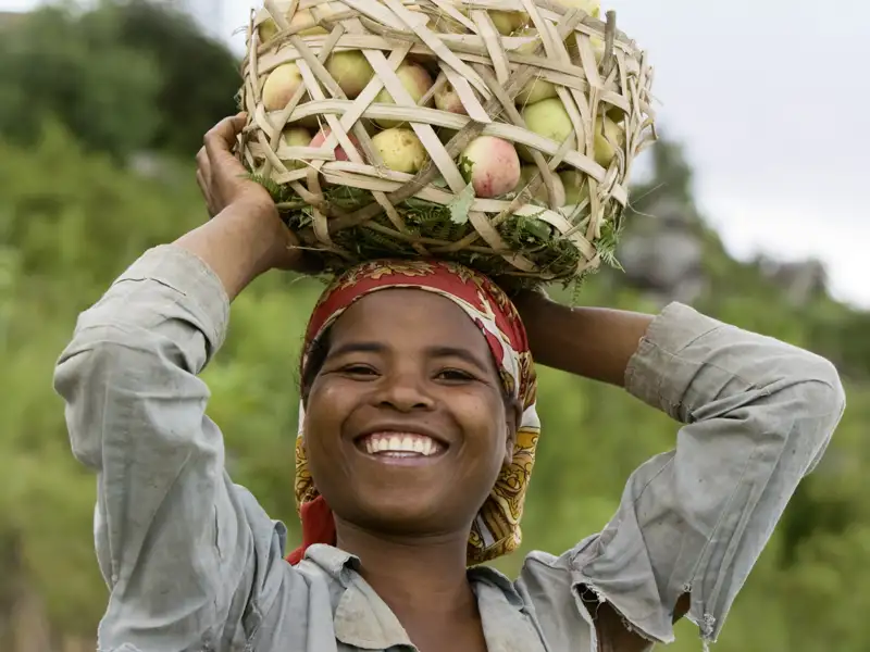 Auf dieser individuellen Reise durch Madgaskar kommen Sie auch in Kontakt mit der einheimischen Bevölkerung. Diese Frau ist unterwegs zum Markt.
