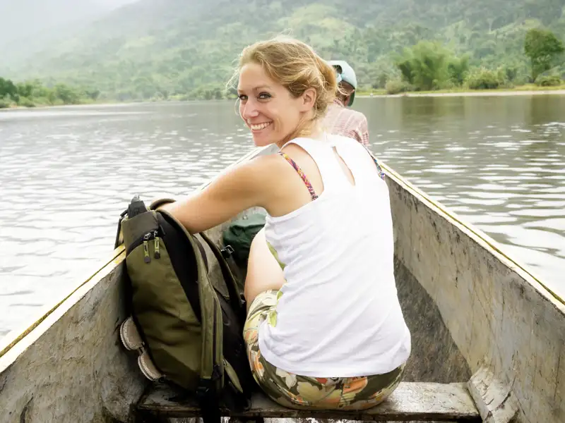 Abseits der Pisten nehmen Sie auf dieser individuellen Rundreise auch mal ein Boot, um weiterzukommen.