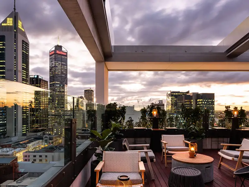 Genießen Sie den Blick und leckere Cocktails auf der Dachterrasse des Hotels QT in Perth, wenn Sie auf Ihrer individuellen Reise durch Australien die Kategorie Premium buchen.