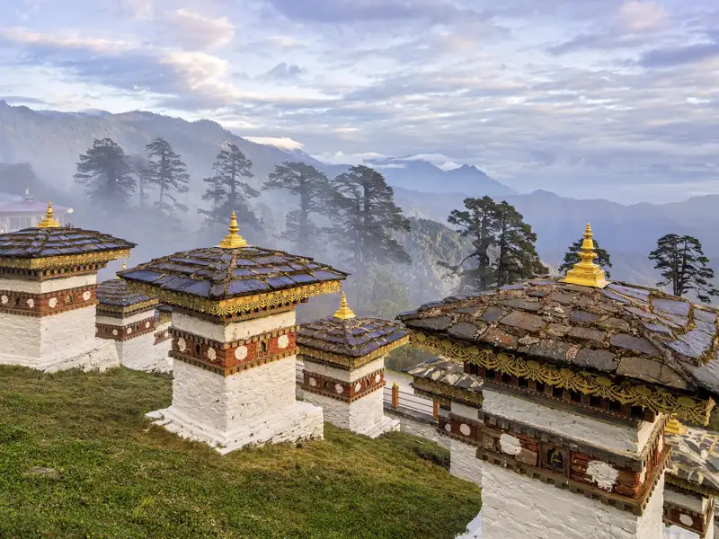 Auf Ihrer individuellen Rundreise nach Bhutan passieren Se auf dem Weg von Punakha nach Thimpu den Pass Dochu-La .