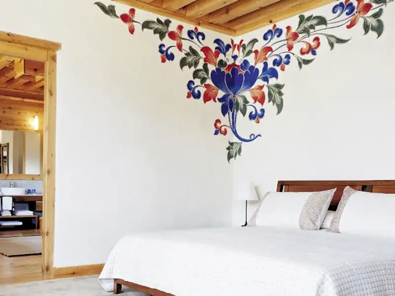 In der Kategorie Premium übernachten Sie auf Ihrer Rundreise nach Bhutan in Paro im Hotel Uma Paro. Es kombiniert modernes Understatement mit aufwendigen Detailarbeiten. Die Küche ist eine Mischung aus Rezepten der Himalaya-Regionen und modernen Einflüssen.