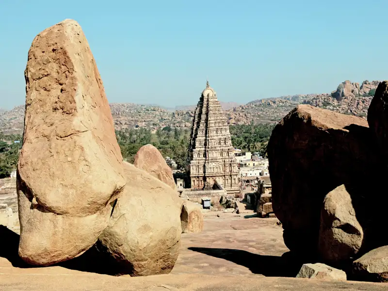 In Karnataka besuchen Sie auf Ihrer individuellen Indien-Rundreise die ehemalige Metropole des Hindureiches Hampi - eine der spektakulärsten Sehenswürdigkeiten Südindiens. Über ein weitläufiges Gelände verteilt sehen Sie gigantische Felsbrocken, jahrhundertealte Tempel und Reste der ehemaligen Königsstadt.