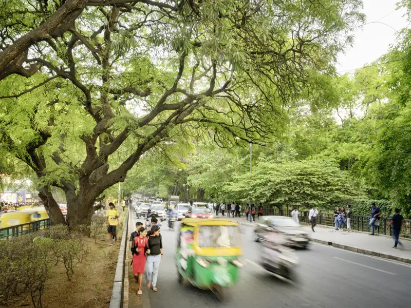 Der Verkehr in Mysore ist, wie überall in Indien, wie Sie auf Ihrer individuellen Rundreise feststellen werden, oft chaotisch. Hupende Autos, bunte Tuk-Tuks und Fußgänger suchen sich ihren Weg durch den Trubel.