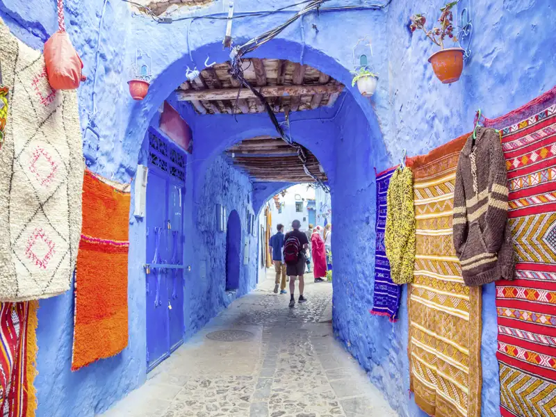 Marrakesch hat viel zu bieten - ein Ausflug zum Menara-Garten, in den kunterbunten Jardin Majorelle oder doch Shopping auf dem Souk? Entscheiden Sie auf dieser Rundreise.