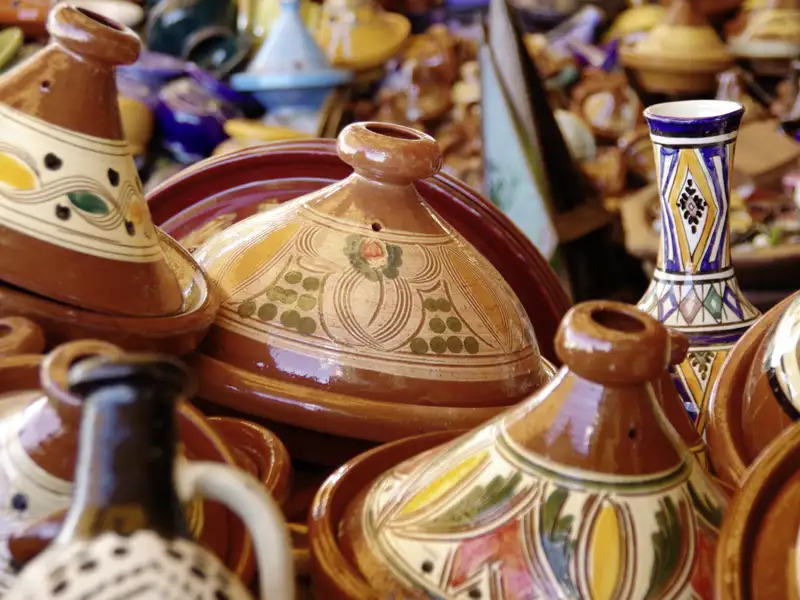 Bei Ihrer Rundreise durch Marokko haben Sie viel Auswahl auf den marokkanischen Märkten - unter anderem die Tajine-Keramiken.