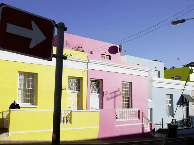 Zum Finale unserer Marco Polo Rundreise durch Südafrika erkunden wir Kapstadt. In manchen Vierteln gibt es kunterbunte Häuser.