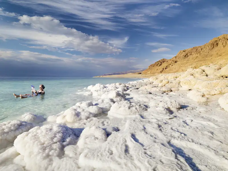 Auf Ihrere Rundreise durch Jordanien halten wir am Toten Meer und überzeugen uns beim Schweben durchs Wasser vom hohen Salzgehalt.