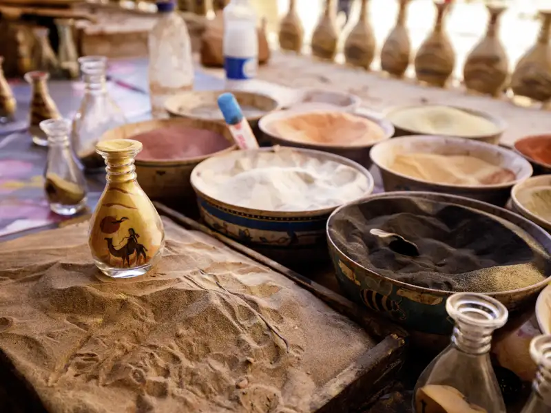 Auf Ihrer Rundreise durch Jordanien besuchen wir auch viele Märkte: Buntes Obst und Gemüse, verführerisch duftende Gewürze und allerlei Haushaltsgegenstände türmen sich im Souk auf.