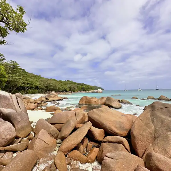 Der Traumstrand Anse Lazio, einer der schönsten Strände weltweit, erwartet Sie auf Ihrer individuellen Seychellenreise im Norden von Praslin.