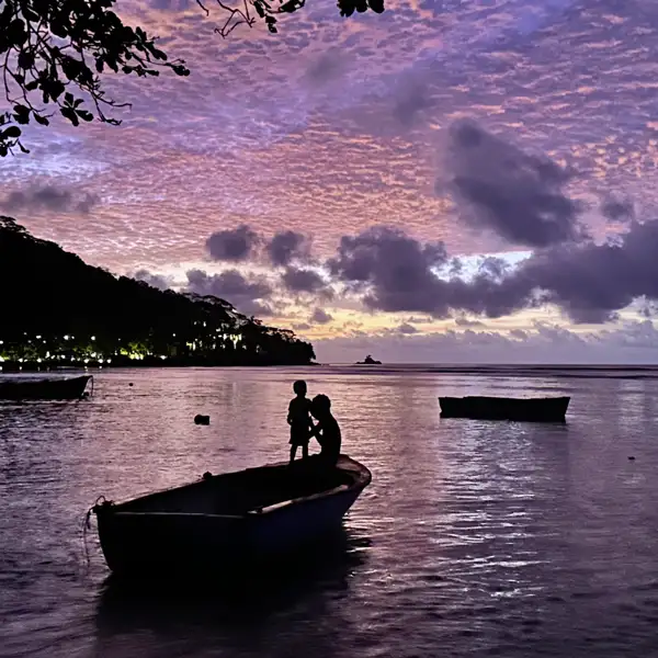 Auf Ihrer individuellen Seychellenreise erwarten Sie unbeschreiblich schöne Sonnenuntergänge, wie hier an der Westküste von Mahé