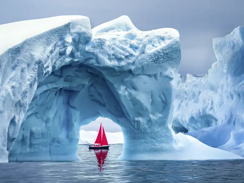 Ein Highlight auf Ihrer individuellen Reise nach Grönland: In Ilulissat unternehmen Sie zwischen den Eisbergen eine spannende Bootstour.