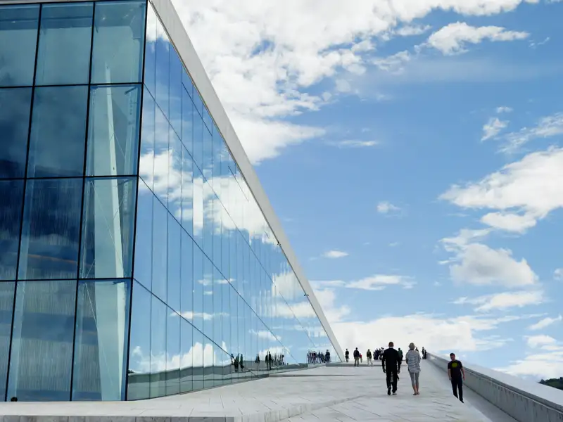 In Oslo, Startpunkt Ihrer individuellen Reise nach Spitzbergen, können Sie auf einer Führung das Opernhaus  besichtigen, das einem treibenden Eisberg nachempfunden ist,