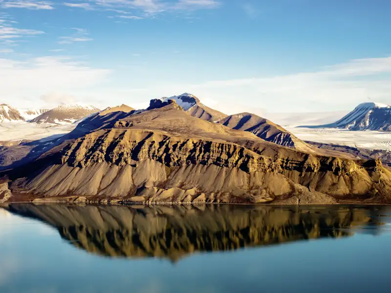 Auf Ihrer individuellen Reise nach Spitzbergen kommen Sie auf einer Fahrt mit dem Hybrid-Katamaran am Dickson Land, der Halbinsel zwischen Dicksonfjord und Billefjord, vorbei.