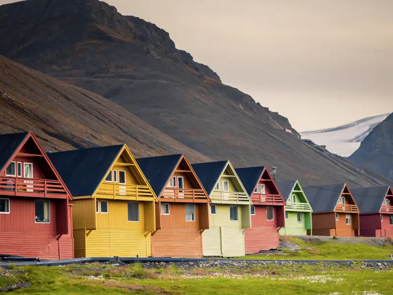 Auf Ihrer individuellen Reise nach Spitzbergen verbringen Sie sechs Nächte in Longyearbyen - die bunten Farben der Häuser 
sollen während der monatelangen Polarnächte die Gemüter aufheitern.