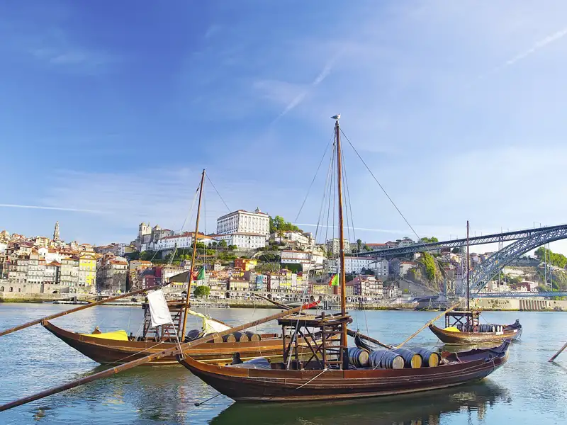 Bestaunen Sie auf dieser Rundreise auf dem Douro bei Porto die buntbemalten Rabelo-Boote, welche noch heute als Portweinboote genutzt werden.