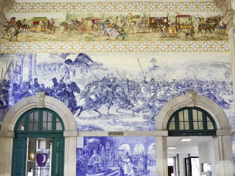 Auf der Rundreise besichtigen wir in Porto den Bahnhof São Bento  und lassen uns von unserer Reiseleitung die Bedeutung hinter dem Kunstwerk aus Kacheln erklären.