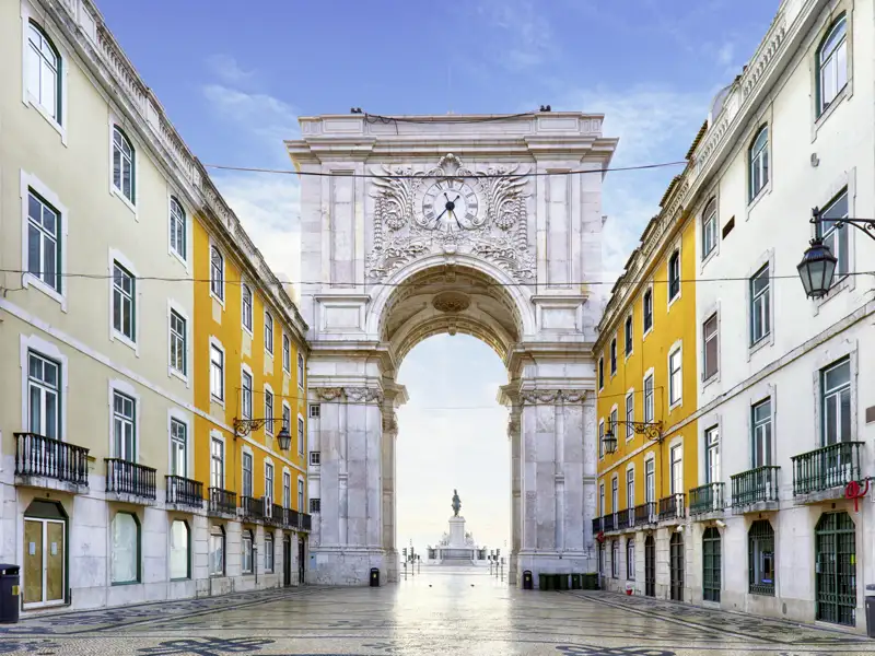 Auf unserer Rundreise nach Lissabon haben Sie Zeit die nach 1755 vom Marques de Pombal erbaute Unterstadt Baixa zu erkunden. Genießen Sie die Atmosphäre am Praca do Comercio, der direkt am Tejo-Fluss liegt.