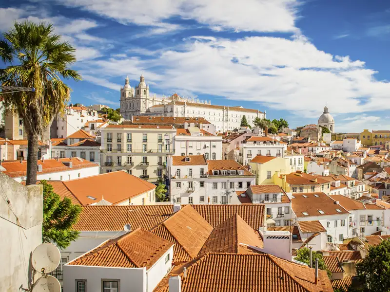 Lassen Sie sich auf dieser Rundreise in Portugal von Ihrer Reiseleitung durch die Altstadt Lissabons führen und genießen Sie den Ausblick von einem der zahlreichen Miradouros.