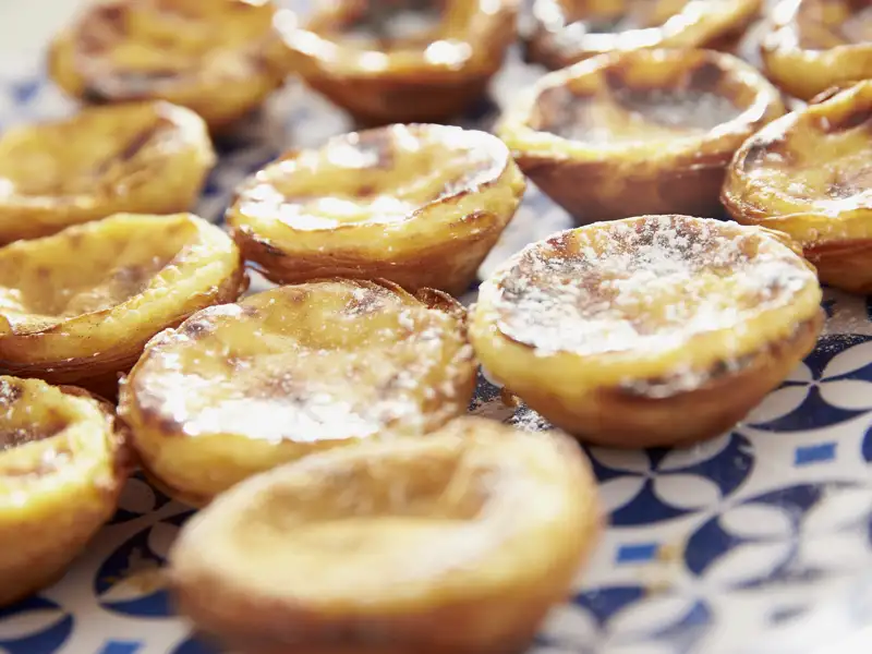 Auf unserer Rundreise durch Portugal dürfen Köstlichkeiten der portugiesischen Patisserien wie Pasteis de Nata auf keinen Fall fehlen!