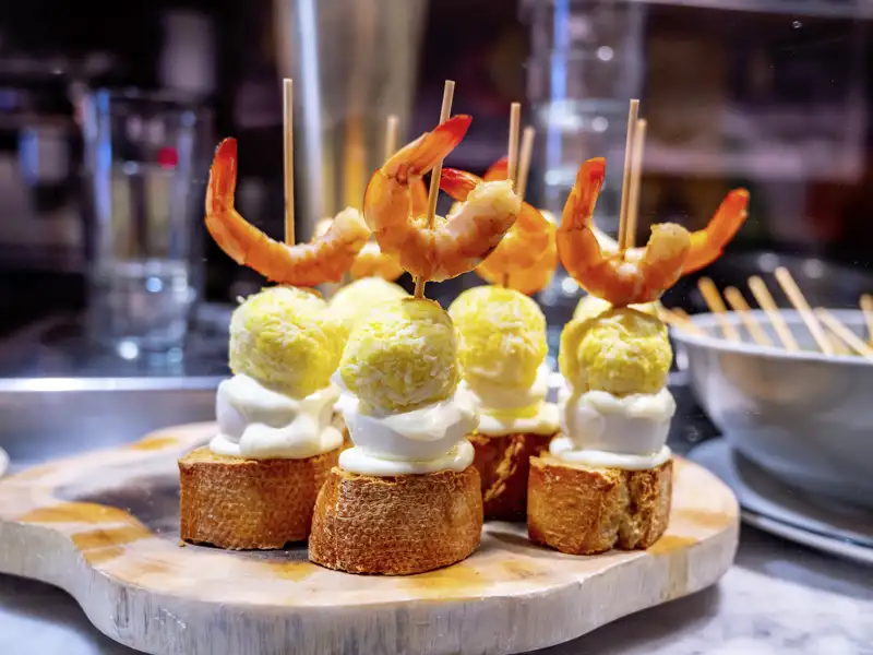 Ein bisschen Lust auf Genuss sollten Sie bei dieser Reise nach Nordspanien mitbringen: Kunstvolle Tapas, deftige Landküche und Weine mit Rasse und Klasse nähren Körper und Seele.