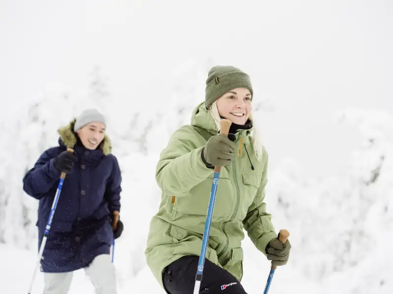 Bei der Reise in Finnland wandern wir durch Schneelandschaften.