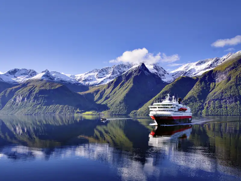 Bei Ihrer Reise gleiten Sie sanft durch die Fjordlandschaft Norwegens.