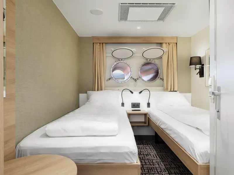 Bei Ihrer Reise wohnen Sie in Kabinen mit eigenem Bad und Dusche/WC, Föhn und Schrank, Fernseher und kostenlosem WLAN.